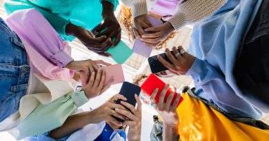 Bajo la influencia de las pantallas: los efectos del mundo digital en los adolescentes