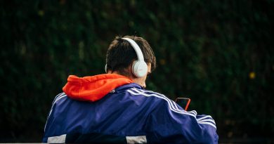 La crisis de los 20 es la nueva crisis de los 40: los problemas de los jóvenes pulverizan la curva de la infelicidad