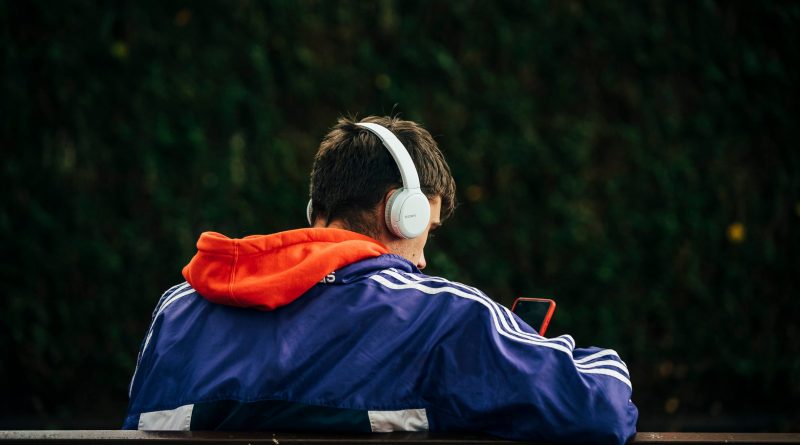 La crisis de los 20 es la nueva crisis de los 40: los problemas de los jóvenes pulverizan la curva de la infelicidad