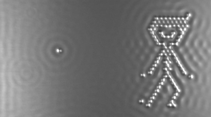 ¿Por qué no se escapa el agua de un vaso entre los átomos del cristal, que en teoría son huecos?