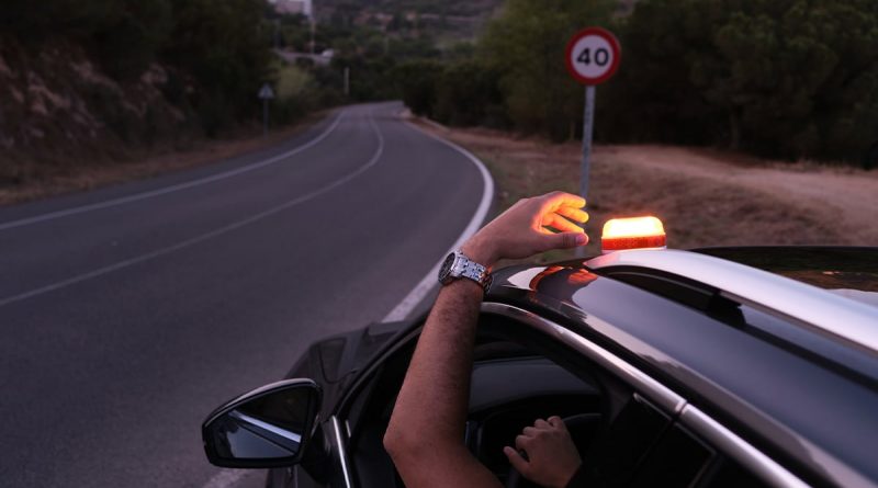 ¿Comparte la baliza V16 nuestra posición cuando está apagada? Las dudas sobre el nuevo accesorio obligatorio para los coches