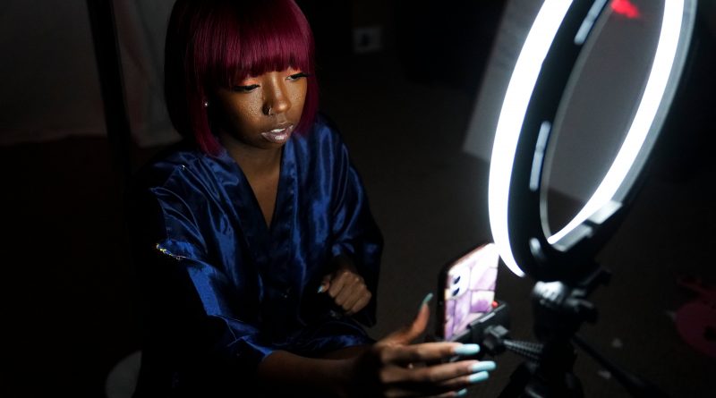 Del ‘sugar dating’ a OnlyFans, nuevas rutas hacia la prostitución: “¿Qué hago con este señor que podría ser mi padre?”