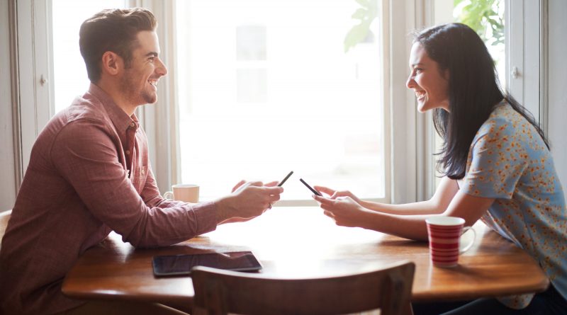 Las cinco mejores ‘apps’ para parejas: de dibujos sorpresa en el móvil al ‘tamagotchi’ del amor