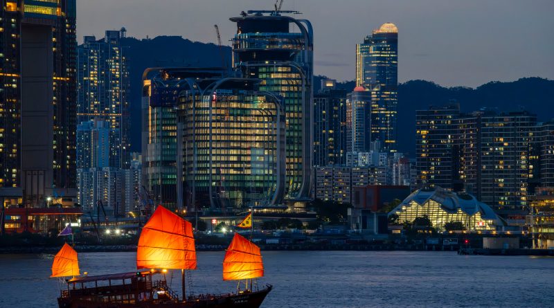 Hong Kong: la meca del capitalismo chino atrae a los mejores científicos occidentales con sus ‘premios nobel’ y sueldos de 14.000 euros al mes Hong Kong: la meca del capitalismo chino atrae a los mejores científicos occidentales con sus ‘premios nobel’ y sueldos de 14.000 euros al mes