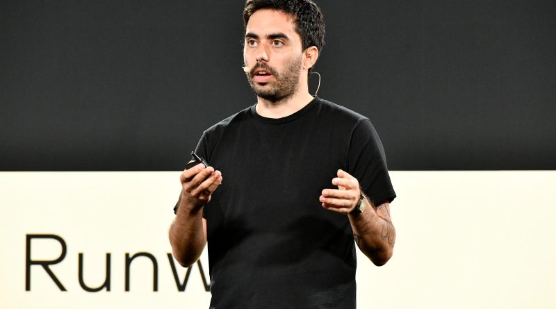 Cristóbal Valenzuela, CEO de Runway: “Con IA puedes reducir de semanas a días lo que se tarda en hacer una escena de cine”