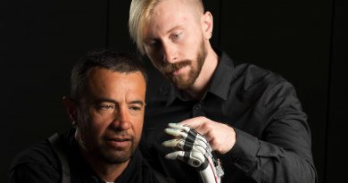 Cómo crear una mano biónica capaz de parar una bola de algodón sin estrujarla