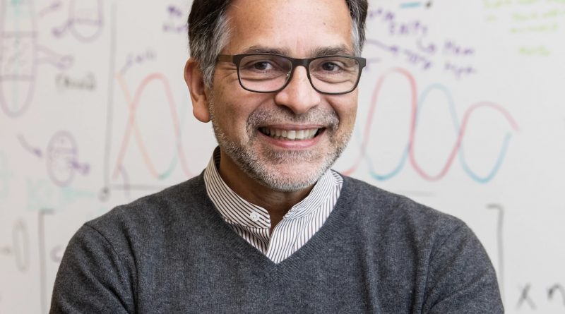 Alejandro Sánchez-Alvarado, el científico que quiere desvelar los secretos del gusano inmortal Alejandro Sánchez-Alvarado, el científico que quiere desvelar los secretos del gusano inmortal