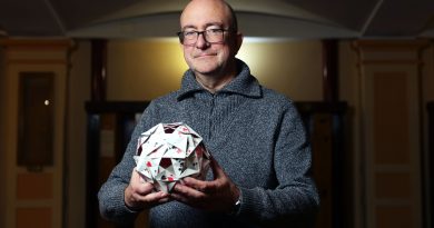 Fernando Blasco, matemático: “Ganar el Gordo es más difícil que encontrar un regalo escondido en un asiento del Bernabéu”