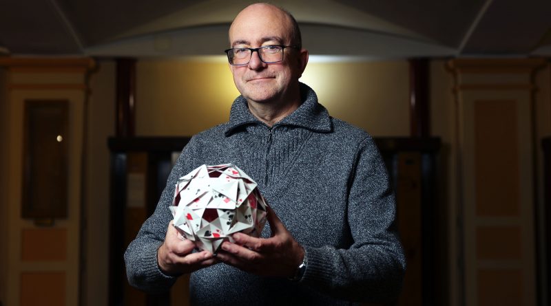 Fernando Blasco, matemático: “Ganar el Gordo es más difícil que encontrar un regalo escondido en un asiento del Bernabéu”