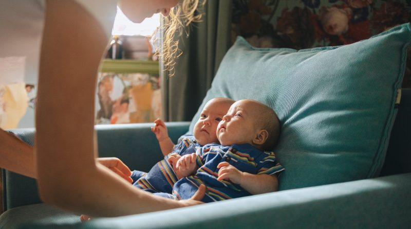 ¿El entrelazamiento cuántico puede explicar fenómenos de comunicación a distancia entre gemelos o de un hijo con su madre?