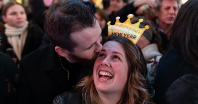 ¿Por qué sonreímos? El cerebro orquesta las expresiones faciales como una sinfonía